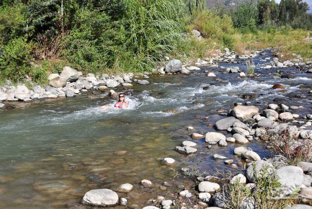 Delicioso banho de rio na região de Rengo, ao sul de Santiago, no Chile